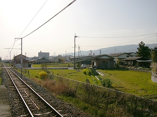 集落と畑が交錯する風景。
