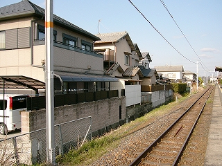 家の裏がずらりと並ぶ。