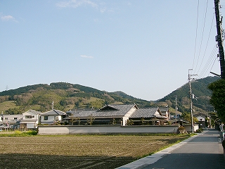 なだらかな山と田んぼと田舎屋。