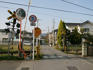 遮断機のある小さな踏切。