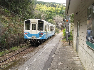 新改駅に停車する列車