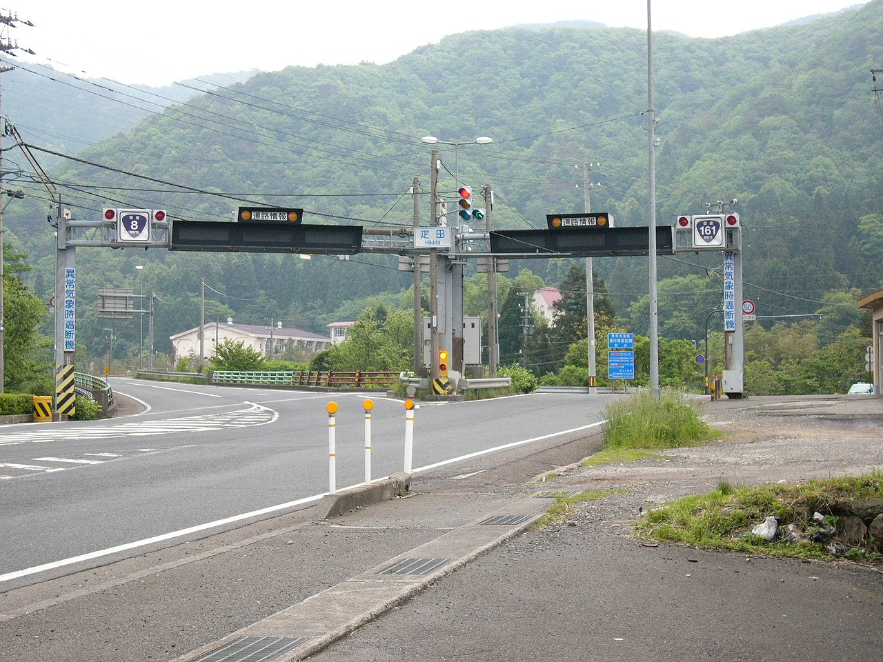 道路情報板がそれぞれ掲げられた道別れ