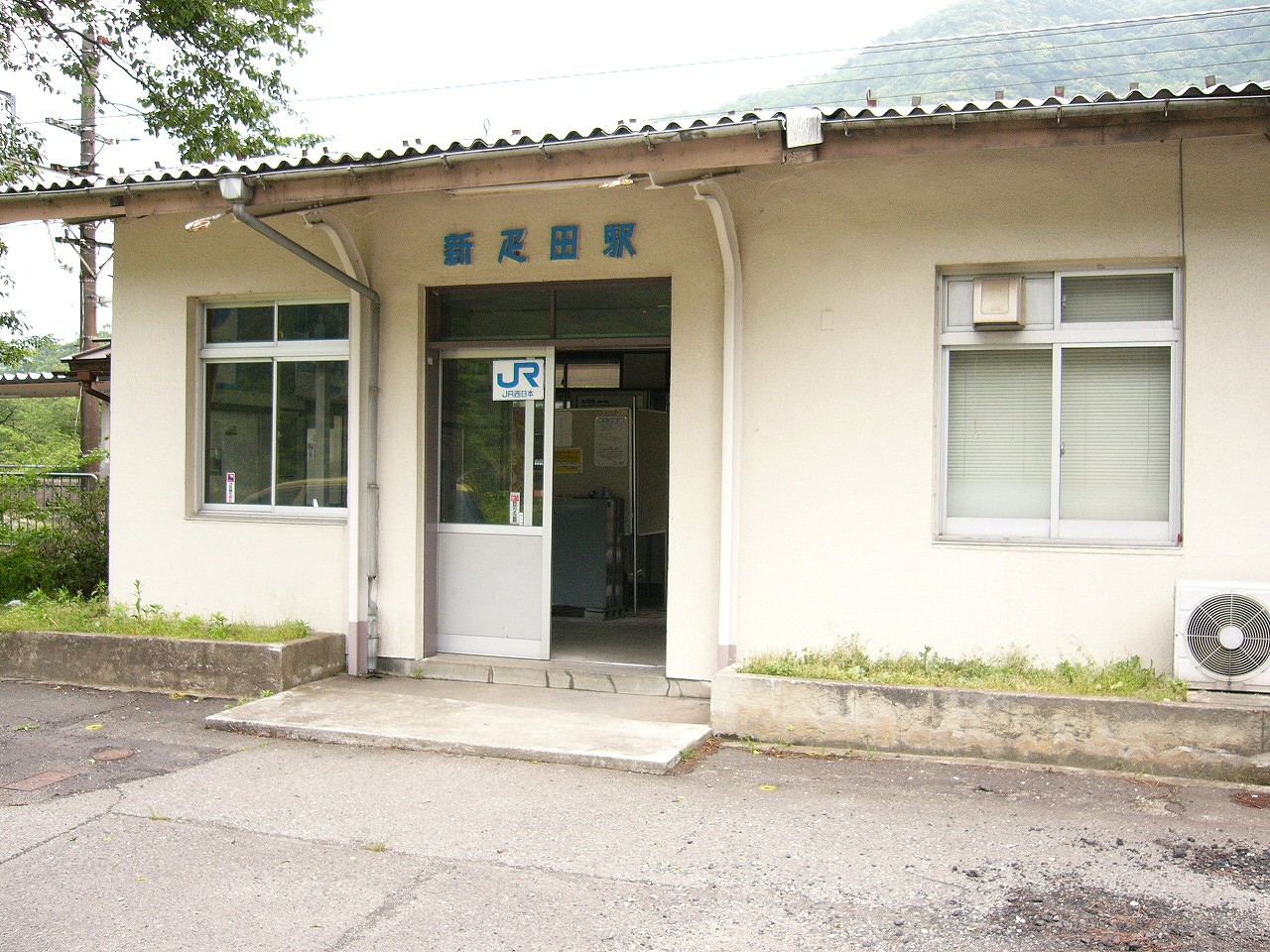 駅舎に斜めからかなり近づいて