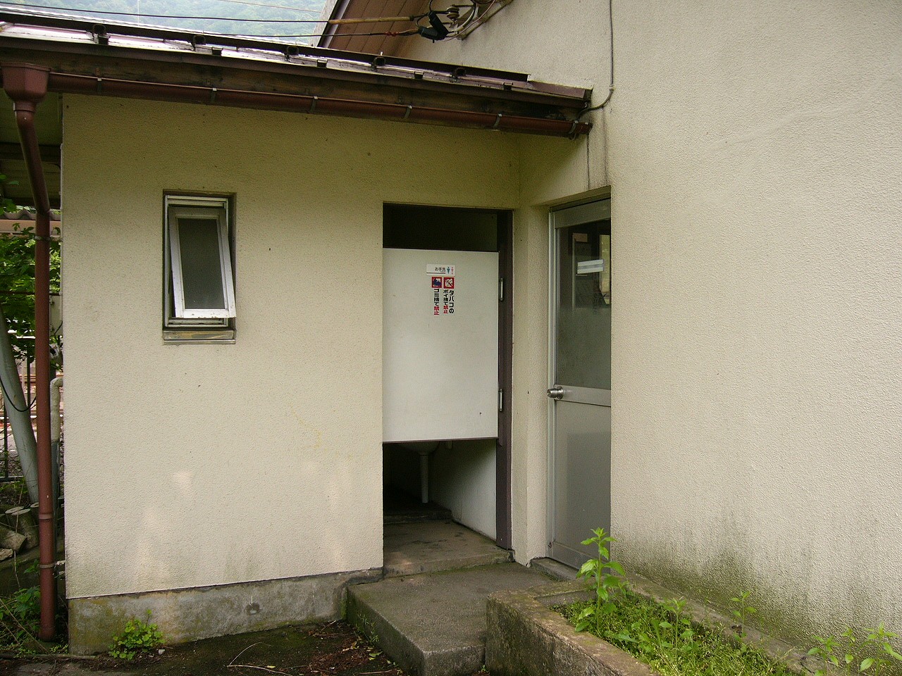 戸口の真ん中あたりしか隠さない押戸