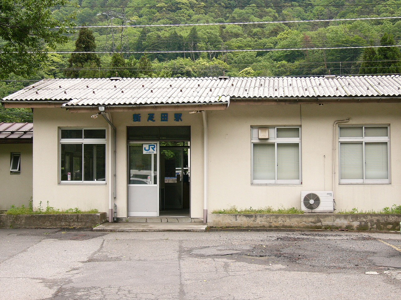 真正面から近づいて見た駅舎