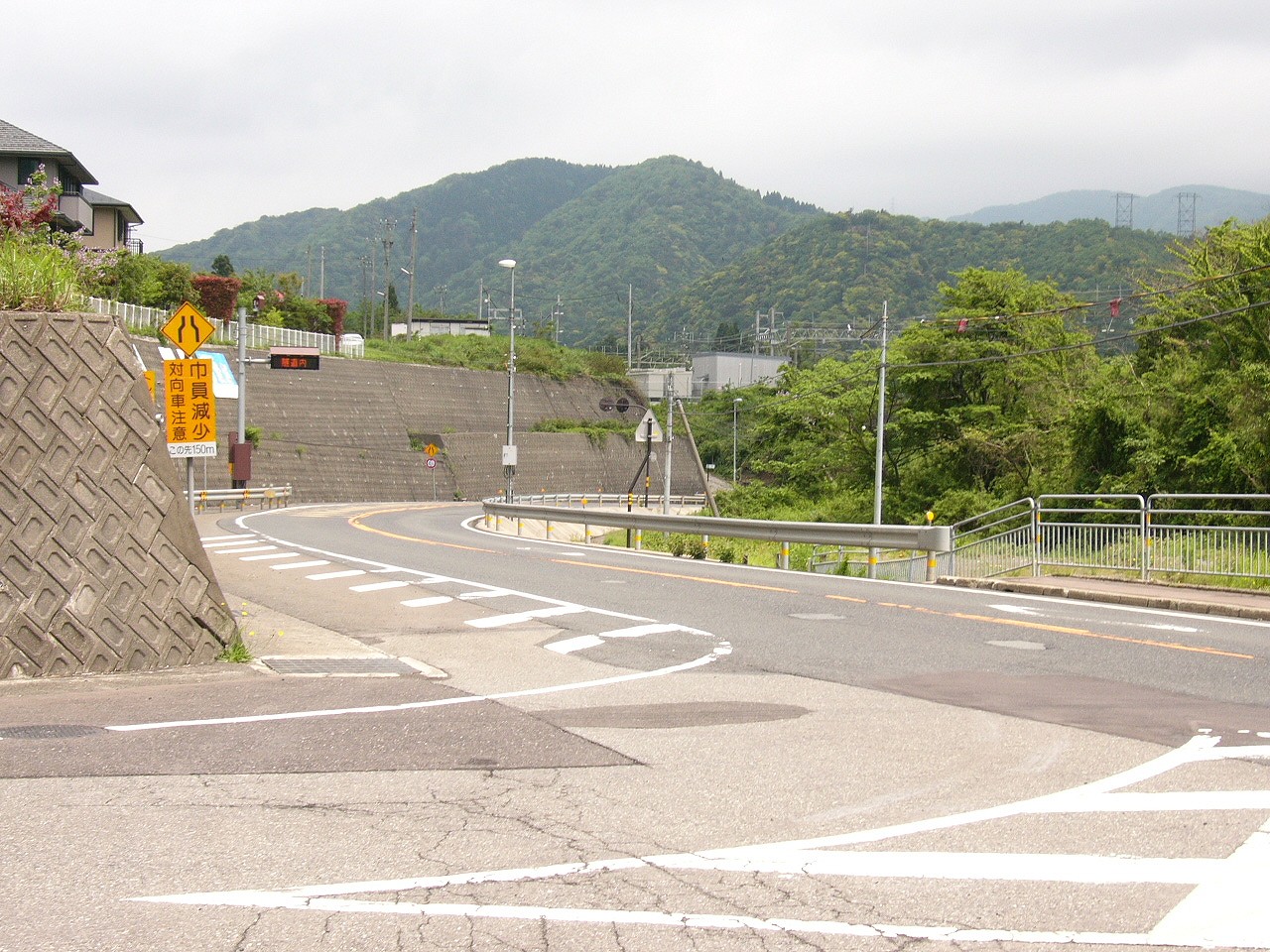 カーブを伴った幅広いＴ地路