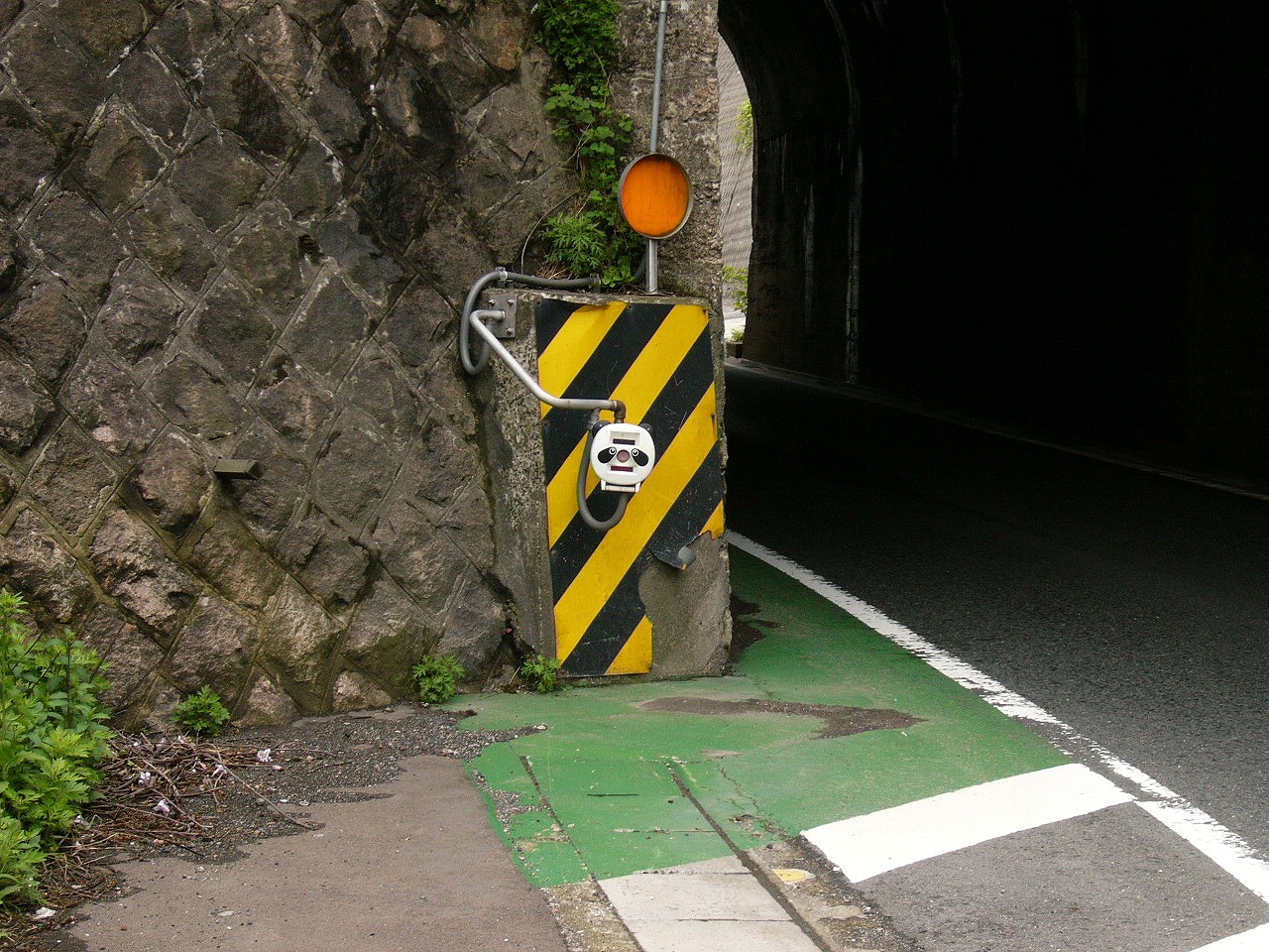 黒黄の縞々を背景にパンダを模した押しボタン。