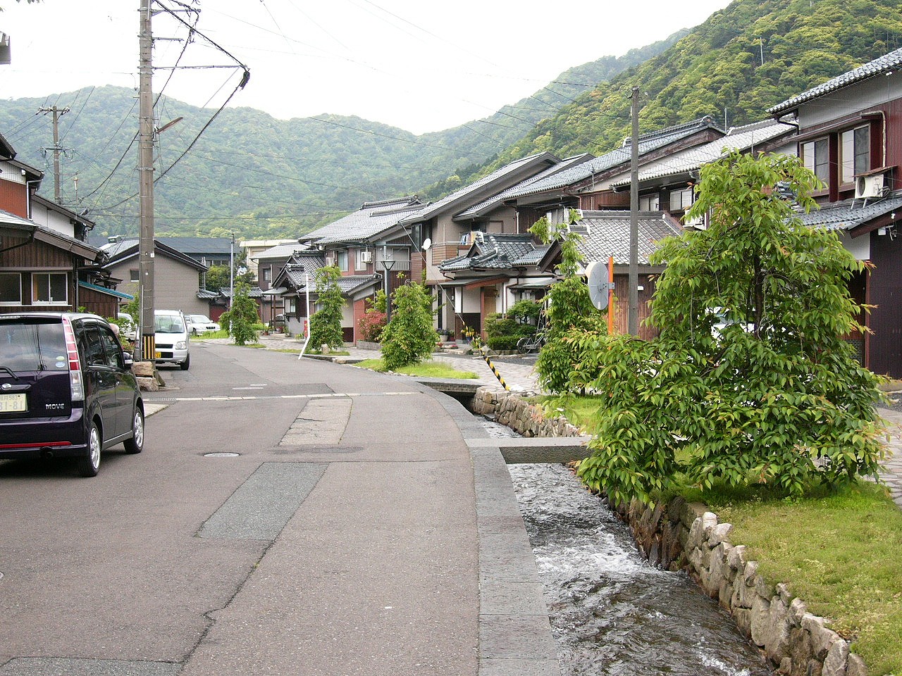 脇に小さな運河が再現され旧家の並ぶ集落