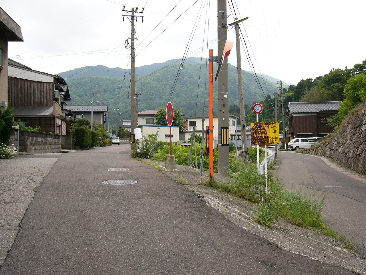 二股に分かれた道の真ん中で