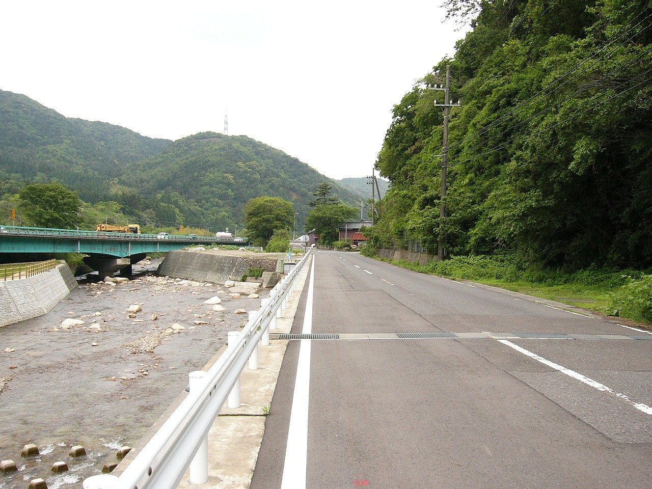 奥と右に山、左に川。