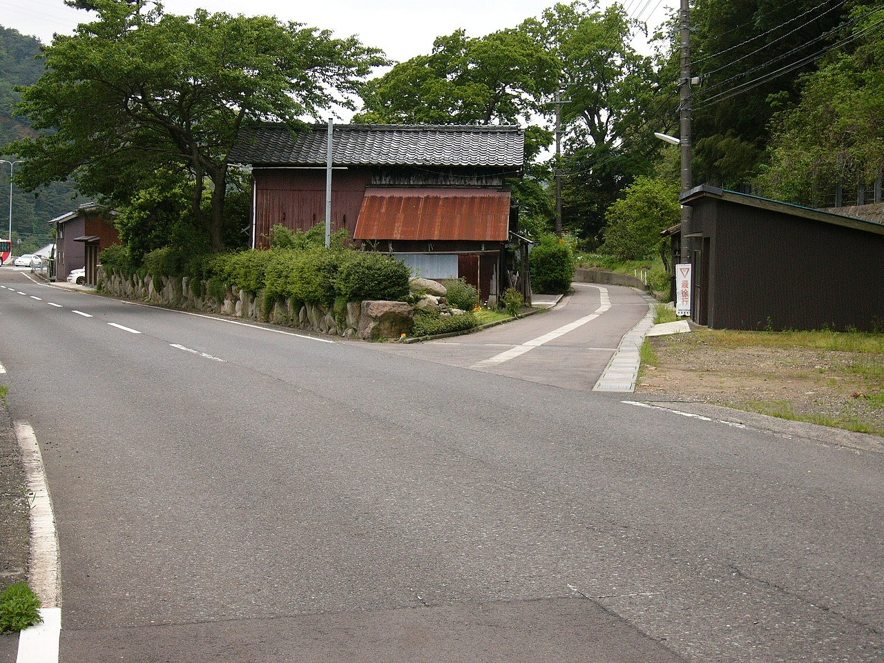 左のほうが広い二股に分かれた道。