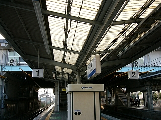 一部分が透明な波板になった上屋。