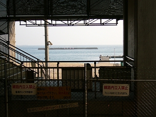 コンクリートによって四角く切り取られた海の風景。