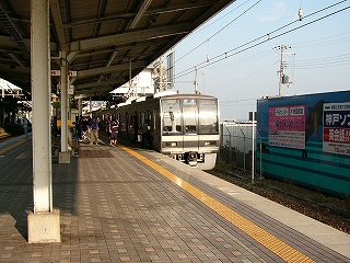 ホームと列車先頭。