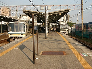 上屋の終わりを遠くに見て。ホーム両線に列車が停車中。