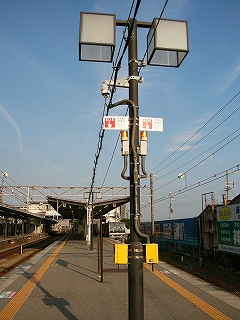 立方体の街灯が二つついたポール。