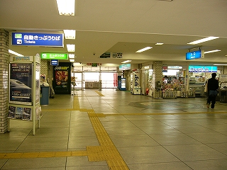 多少広いコンコース。人はあまりいない。