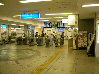 自動改札の並びと手前のスペース。