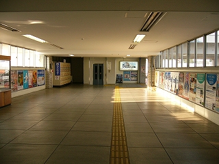 窓から少し太陽光が差し込んだ、がらんとしたコンコース。