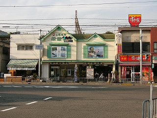薄みどりと白色の二階建ての建物。