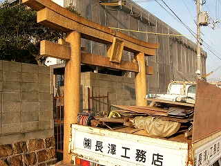 褐色に変色した鳥居。