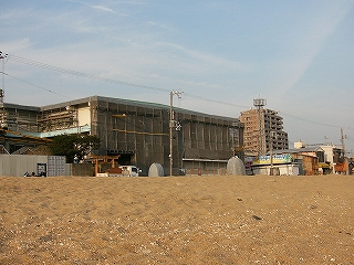 砂浜の低くなったところから少し先にある駅舎を見て。