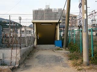 コンクリートの階段下り口。地下へ入っていく。