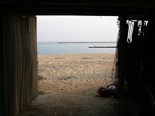 小屋の中から。切り取られた海を見る。