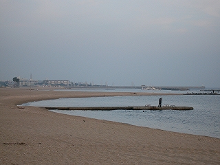 浜辺の湾曲した部分。
