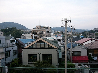 民家群と電信柱。