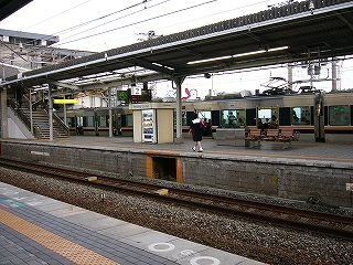 自販機や椅子などのあるホーム。