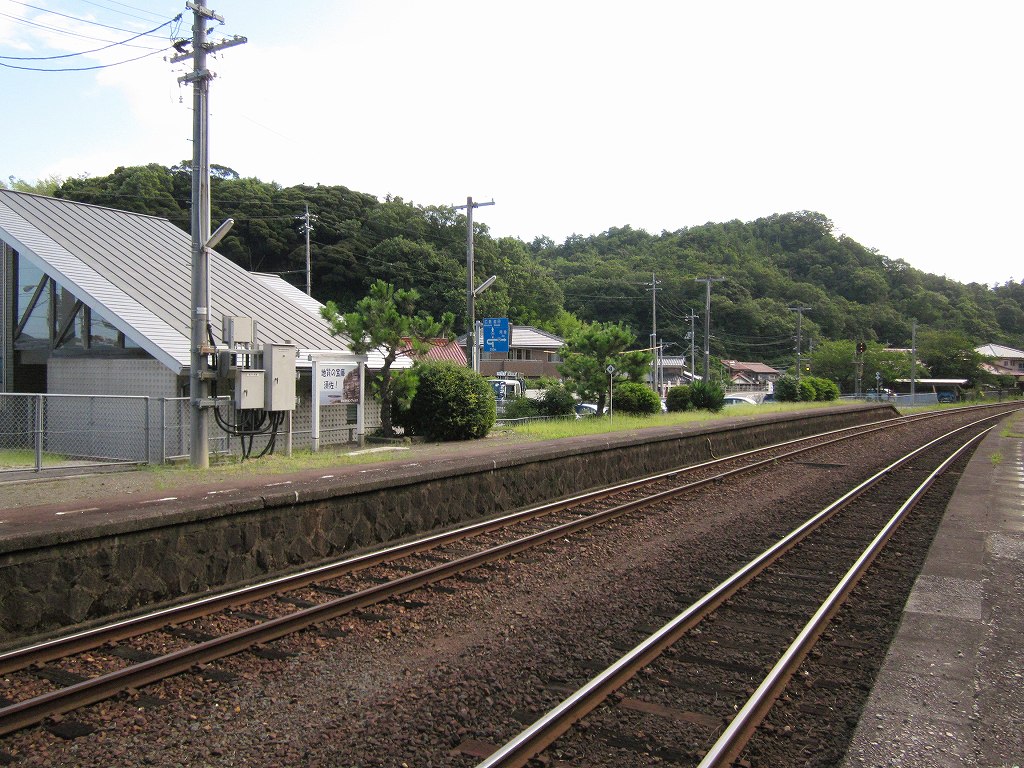 間知石積みの古風なホーム
