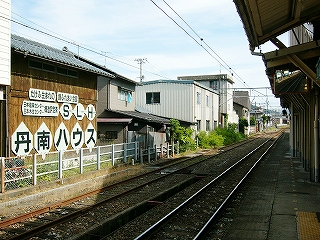 丹南ハウスの広告のある風景