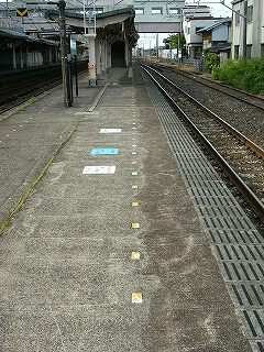 白線のあるホーム