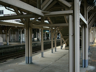 駅ホームの鉄骨組み
