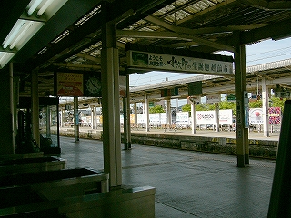 改札口から見た駅構内