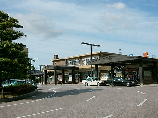 駅舎とロータリー