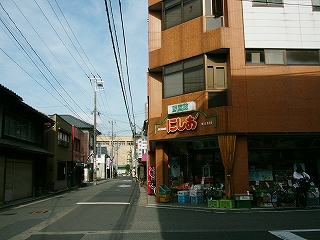 ビル一階の八百屋。