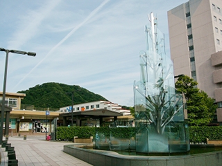 ガラスの彫刻のあるロータリー内。