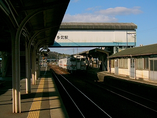 左手にホーム、正面奥に跨線橋、線路内を挟んで右手に詰所。