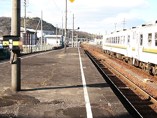 ぼろぼろのコンクリートのホーム。