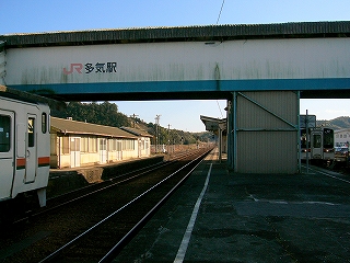 左手に線路内、右手にぼろぼろのコンクリートのホーム、そして上部に跨線橋。ホームと跨線橋の間には太いスペースが仲立ちとなっている。