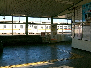 奥の壁に一連の窓、右奥に回り込めば改札口。