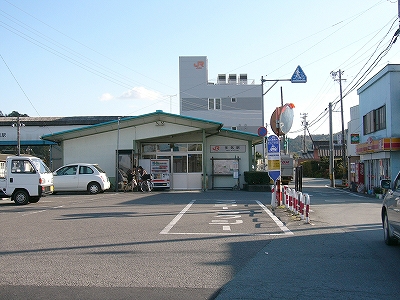 妻面全体の右側にさらに妻型にえぐった駅舎前面。一見するとプレハブ素材でできているように見える。