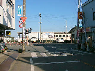 Ｔ字路の奥に列車が停車しているのと「快速みえ」の大きな宣伝看板が見える。