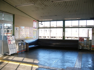 パンフレットの棚が２か所に分けて置かれた待合室部。