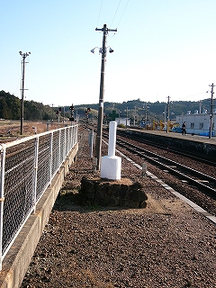 白塗りで頂にミドリ十字のある低い塔。