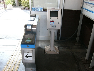 簡易自動改札機とJスルー改札機。