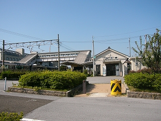 跨線橋と駅舎。