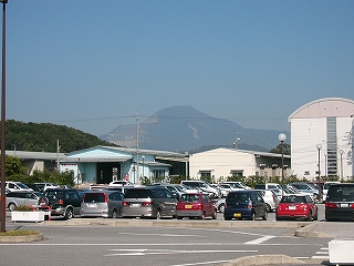 駐車場の向こうに薄っすら伊吹山が見えている。